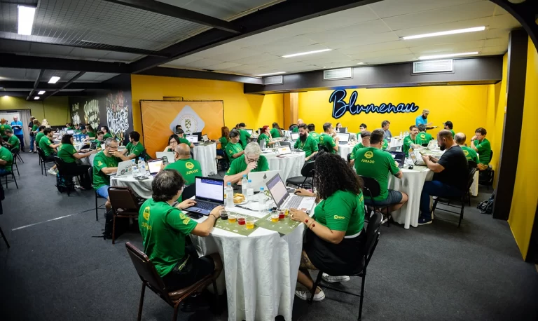 Juizes Internacionais Avaliando Amostras do Concurso Brasileiro de Cervejas